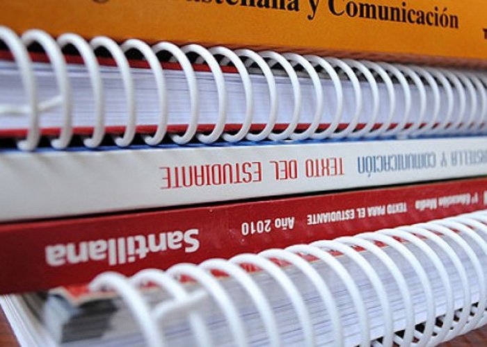 Por textos sugeridos en Cs. Naturales y Cs. Sociales para 3° y 4°  Básico