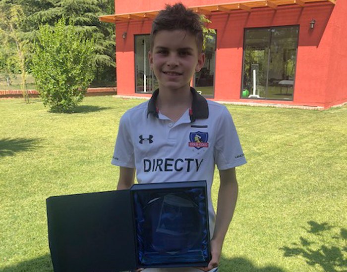 Estudiante de 6° Básico recibe premio «Cacique» de Colo Colo