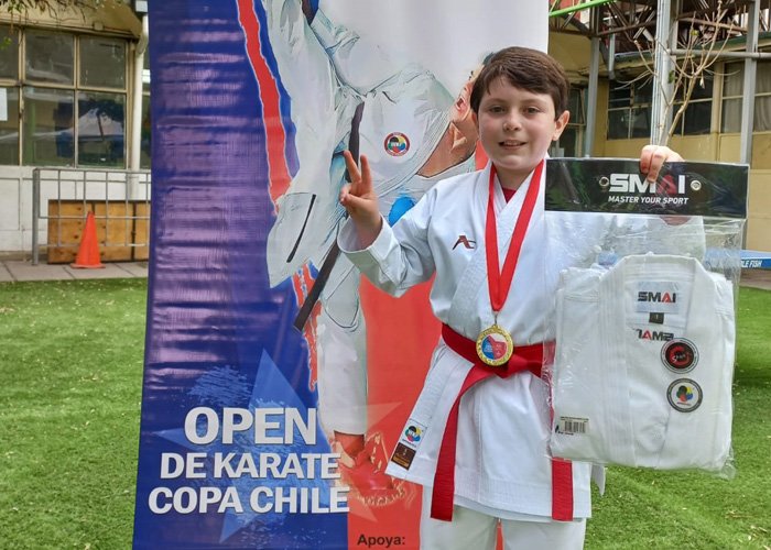 Estudiante de 7° Básico obtiene medalla de oro en presentación de kata de karate